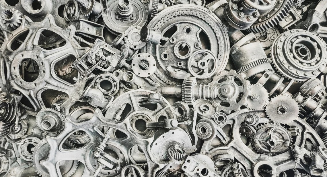Zahnräder und andere Bauteile von Uhren